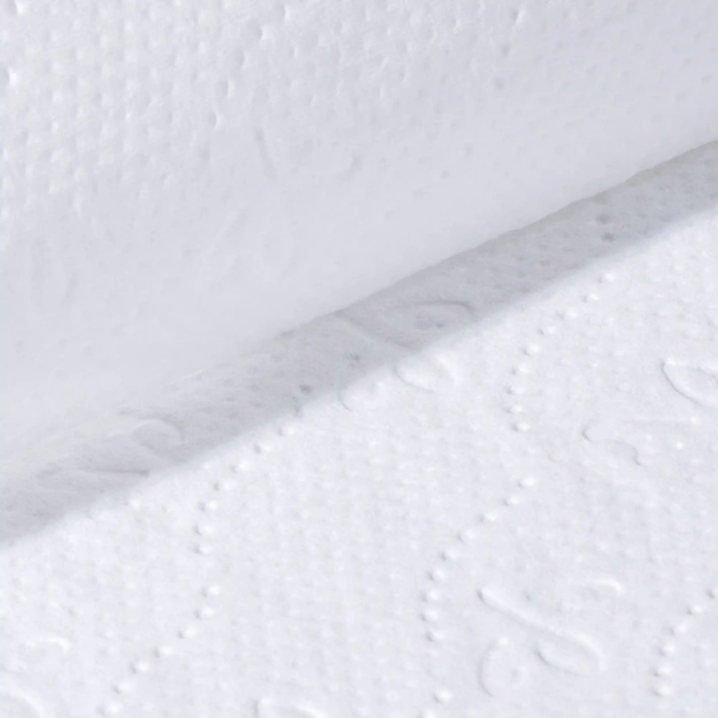 Detailaufnahme des Papiers einer Toilettenpapierrolle 3-lagig aus Zellstoff von Klopilot